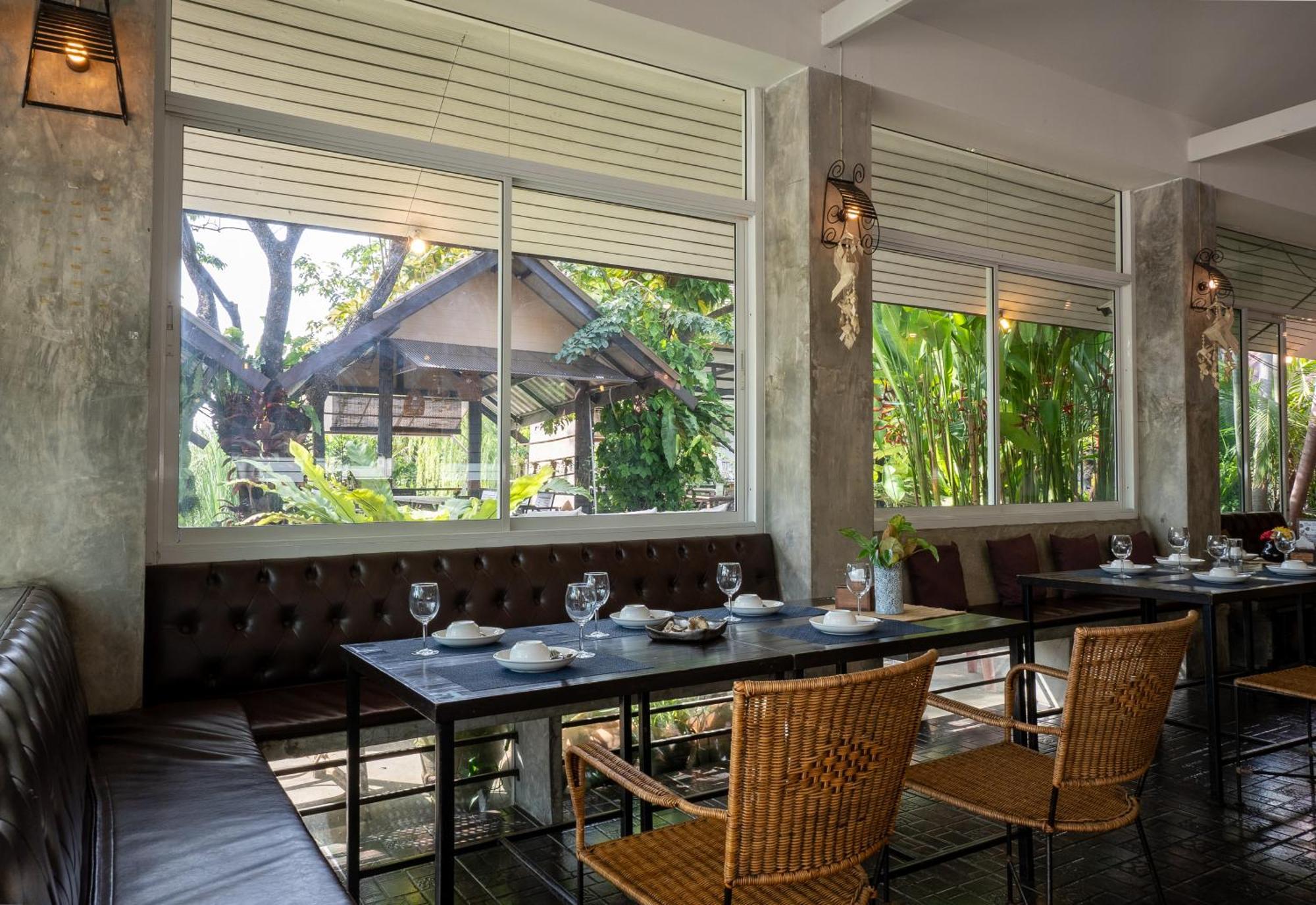 Ploen Pirom Hotel Bangkok Bagian luar foto