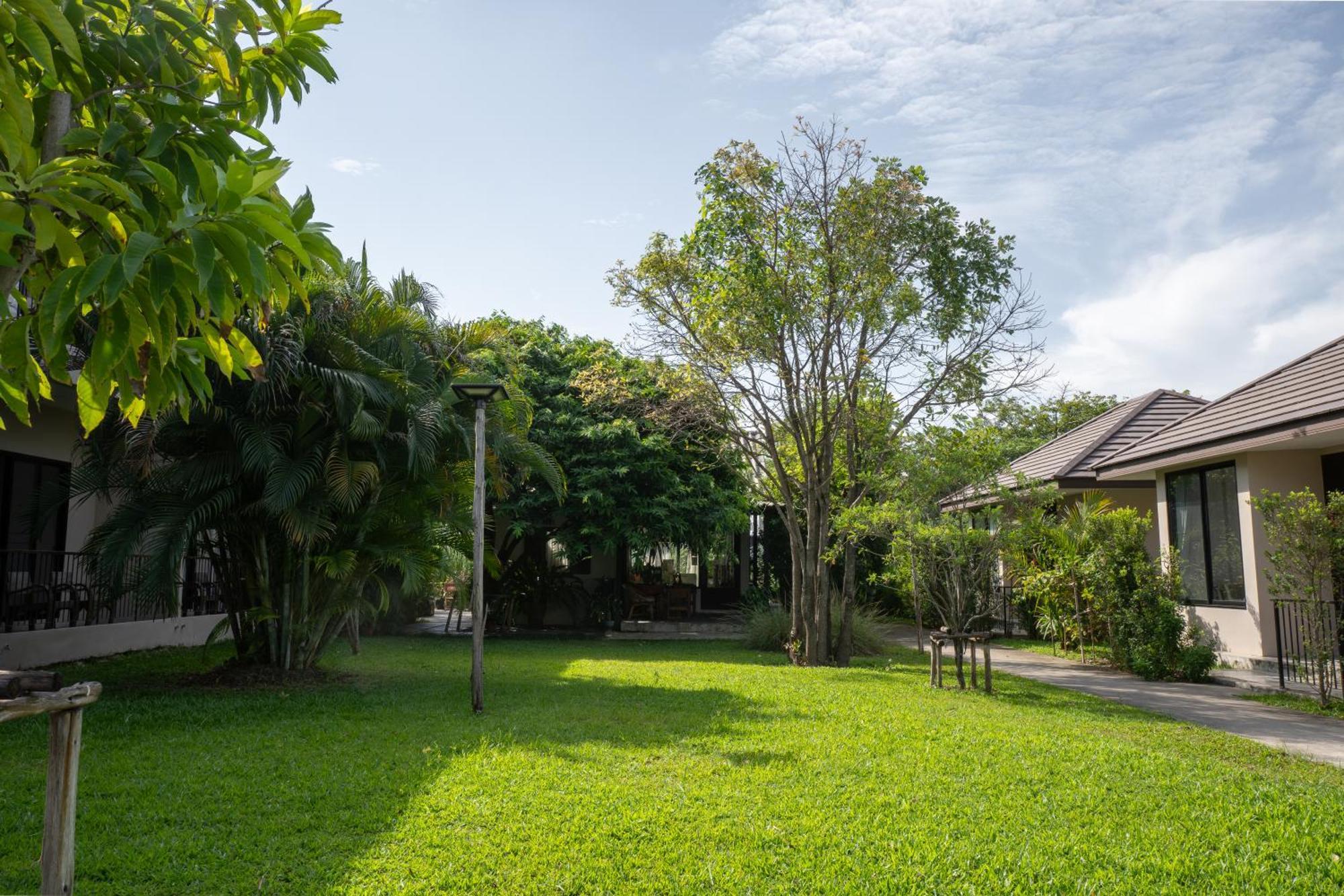 Ploen Pirom Hotel Bangkok Bagian luar foto