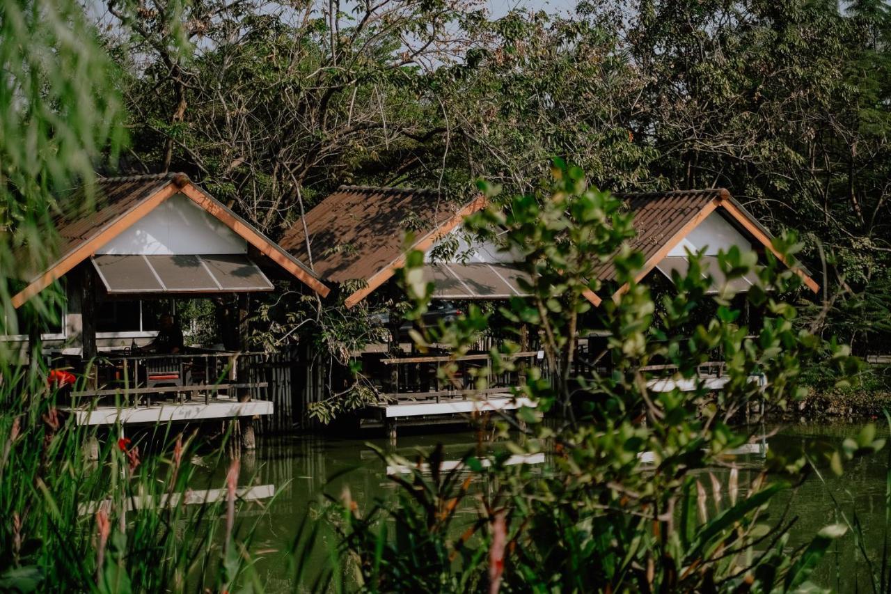Ploen Pirom Hotel Bangkok Bagian luar foto